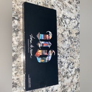 Urban Decay born to run eyeshadow palette